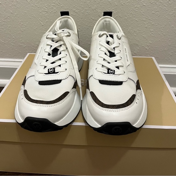 MICHAEL KORS WOMENS ATHLETIC SHOES SIZE 9,5 NEW IN THE BOX - Picture 1 of 8
